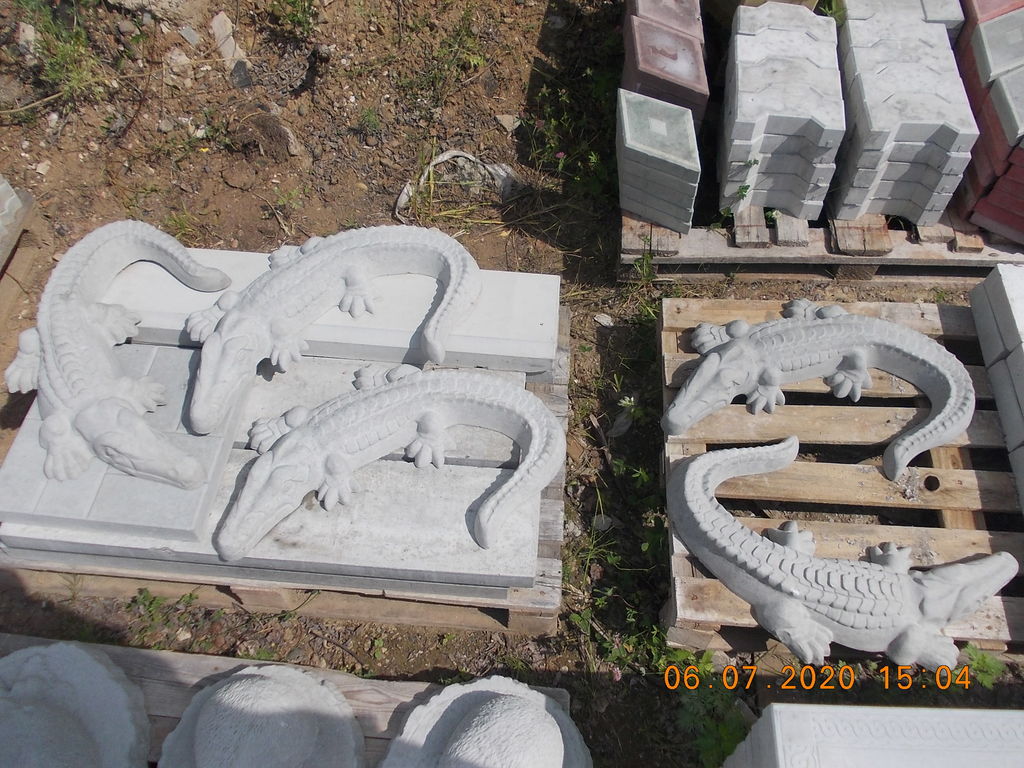 Фигура садовая Крокодил из бетона 700х480 серый