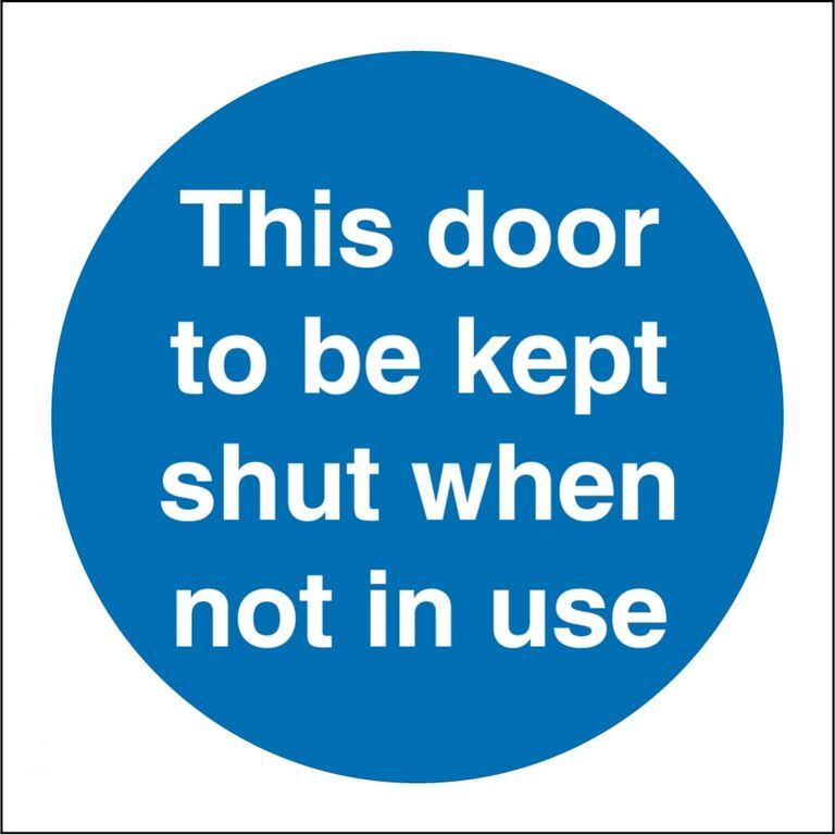 Уведомление при пожаре, белый на синем, легенда "This door to be kept shut